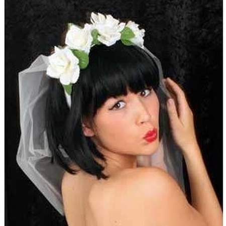 Bride tiara with flowers and a veil